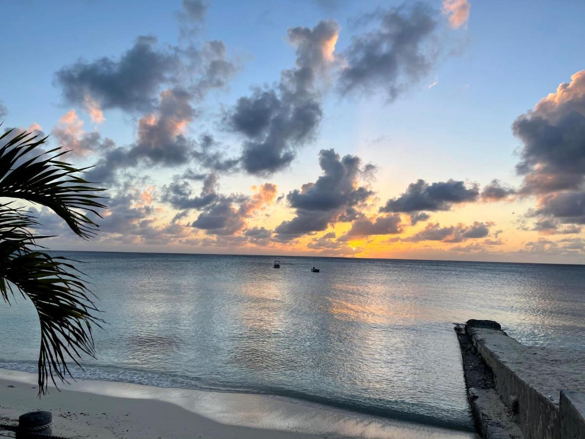 Osprey Beach Hotel Cockburn Town Bagian luar foto